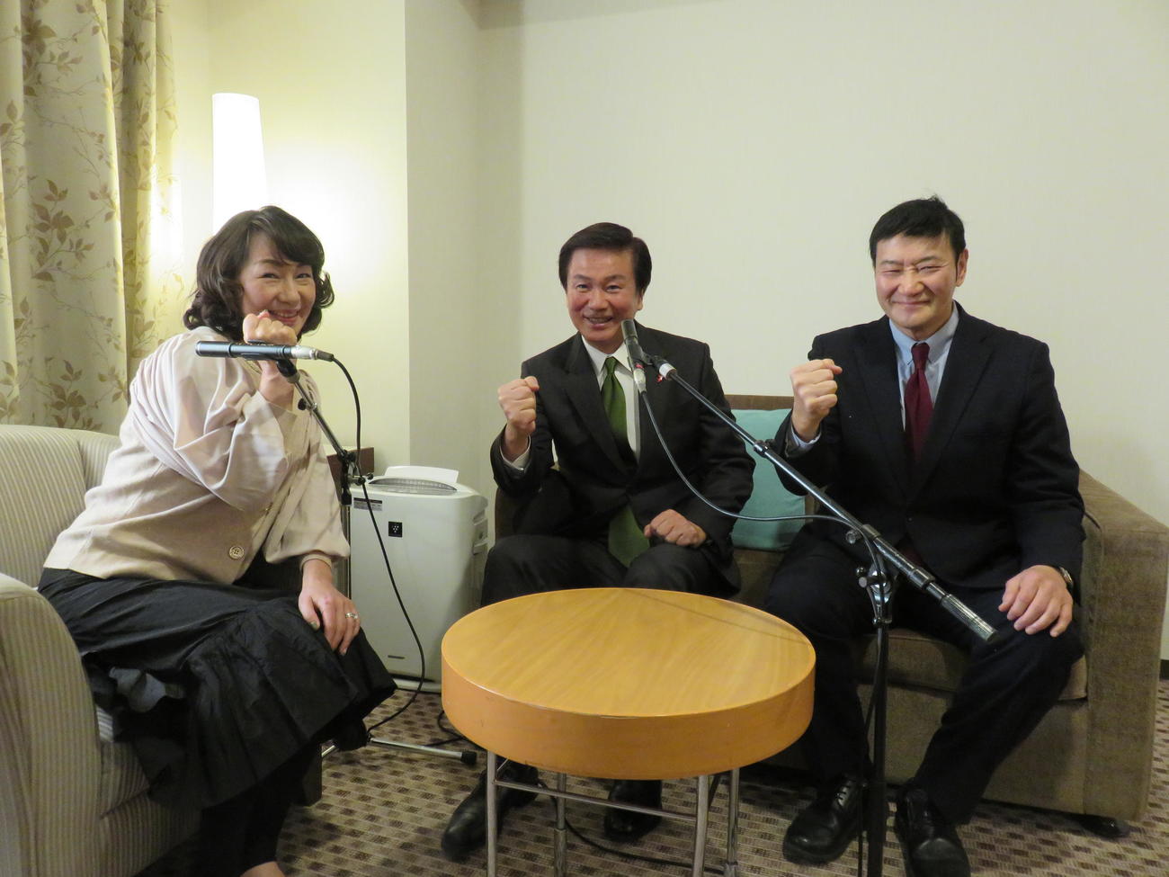 ニッポン放送の番組収録に臨んだ森田健作氏（中央）とゲストの田中美和子（左）北芝健氏