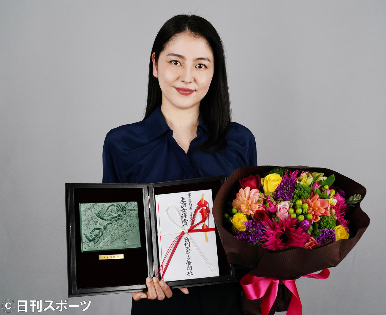 「第33回　日刊スポーツ映画大賞・石原裕次郎賞」　主演女優賞を受賞し、記念盾と花束を手に笑顔を見せる長澤まさみ（撮影・菅敏）