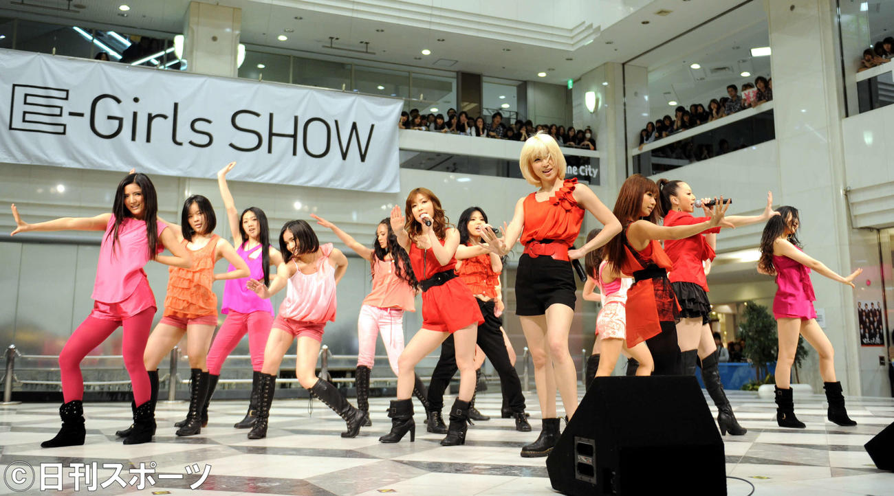 EーGirls　SHOWで華麗なダンスを披露する、Dream、Happiness、FLOWERのメンバー（2011年5月6日）