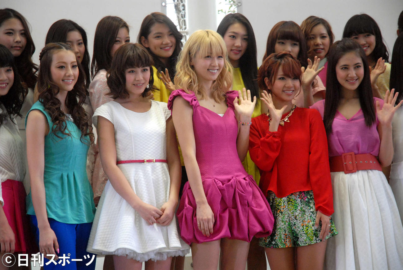 2枚目のアルバム「COLORFUL　POP」発売記念イベント。前列左からShizuka、鷲尾伶菜、Ami、Aya、藤井夏恋（2014年3月23日）