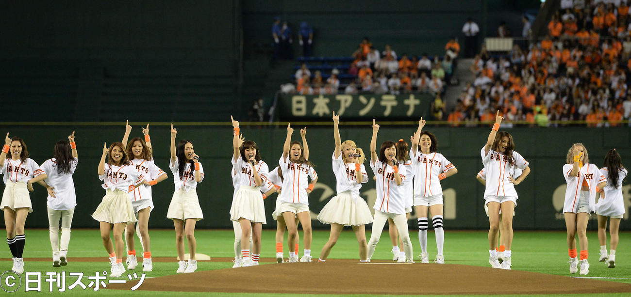 巨人－ヤクルト戦の試合前にライブパフォーマンスを行ったE－girls（2014年7月14日）