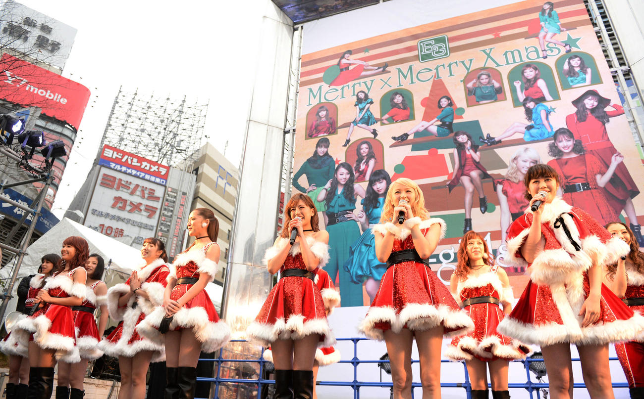 サンタの衣装でサプライズイベントに登場したE－girls（2015年12月23日）