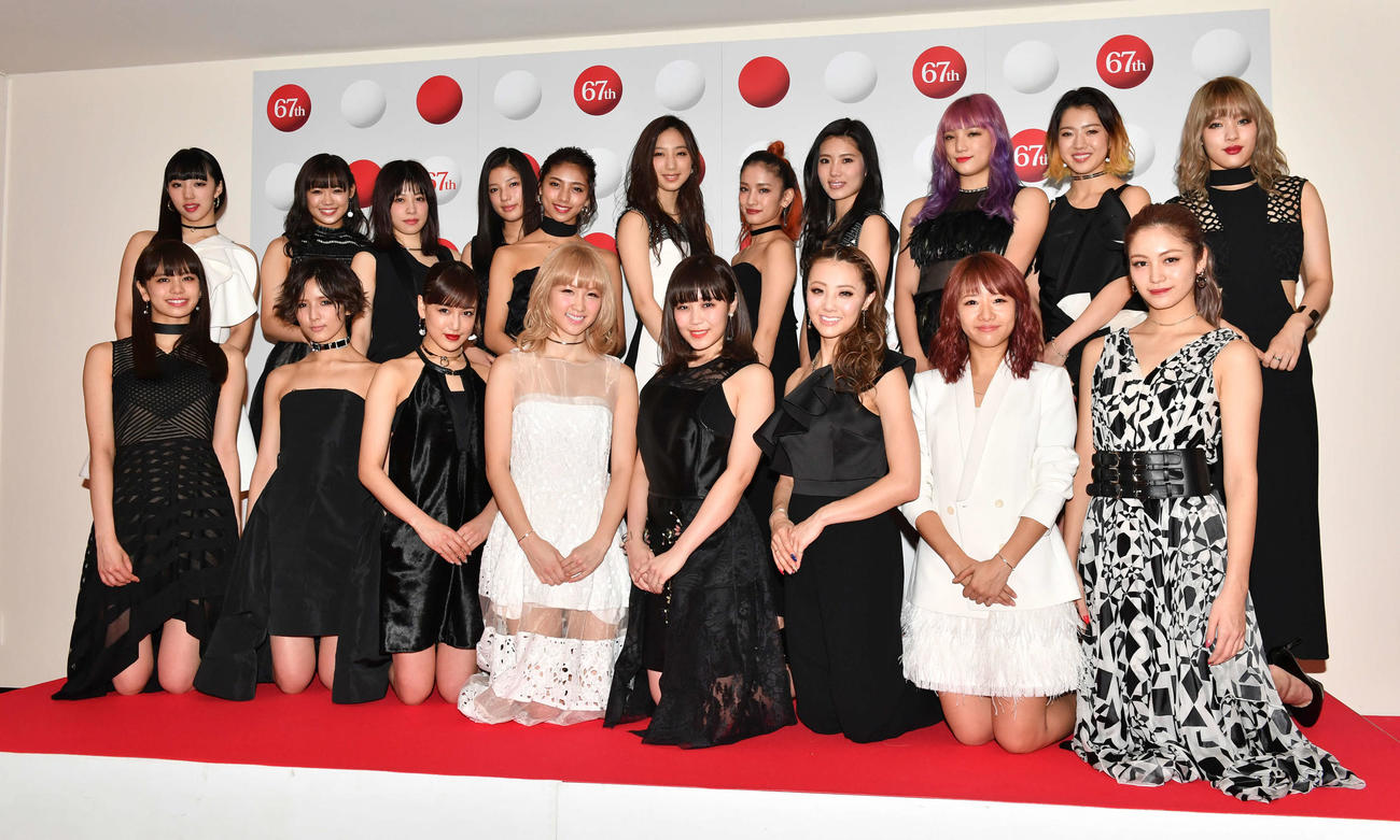 紅白リハーサル。前列左から佐藤晴美、藤井萩花、藤井夏恋、Ami、鷲尾伶菜、Shizuka、Aya、楓、後列左から重留真波、山口乃々華、中島美央、石井杏奈、SAYAKA、坂東希、YURINO、川本璃、須田アンナ、武部柚那、MIYUU（2016年12月29日）