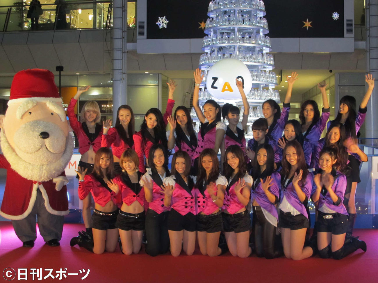 ラゾーナ川崎プラザのクリスマスツリー点灯式に臨んだE－Girls（2011年11月2日）