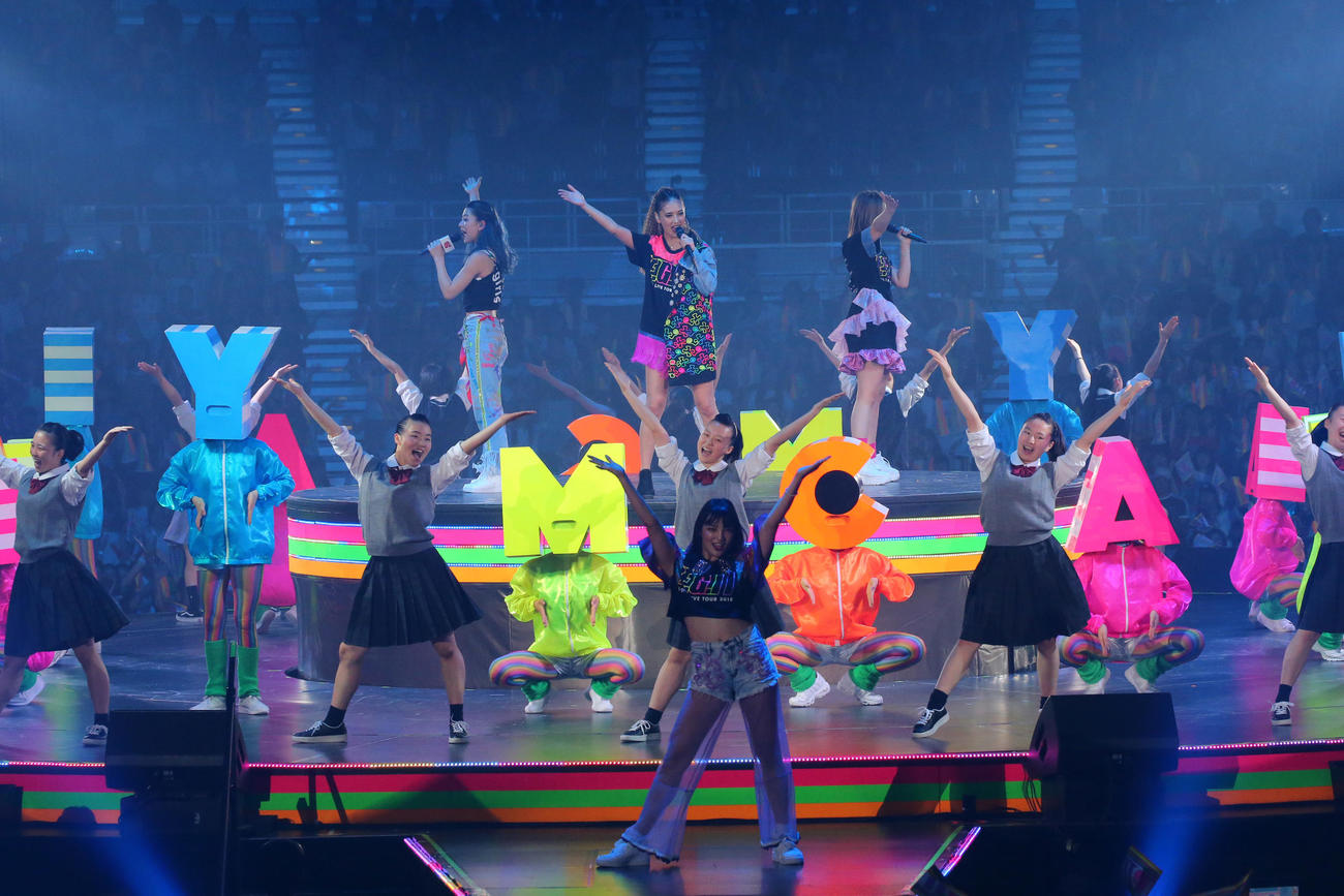 全国ツアー初日公演で福井商「JETS」とYOUNG　MAN（Y．M．C．A．）を歌うE－girls。後方左から武部柚那、藤井夏恋、鷲尾伶菜。手前は須田アンナ（2018年）