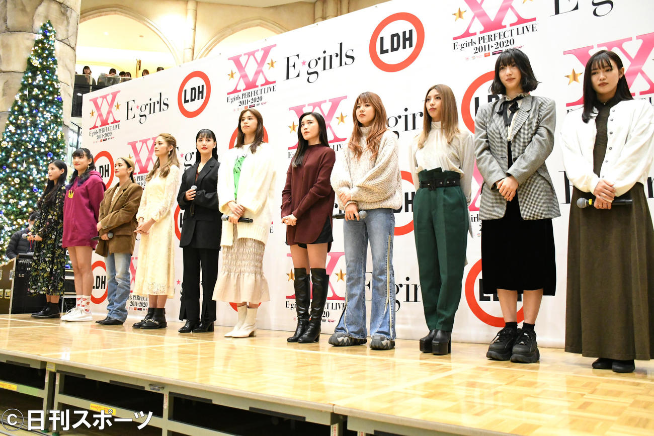 新シングル「別世界」発売イベントで来年いっぱいで解散することを発表。左から石井杏奈、須田アンナ、YURINO、楓、藤井夏恋、佐藤晴美、鷲尾伶菜、武部柚那、SAYAKA、坂東希、山口乃々華（2019年12月22日）