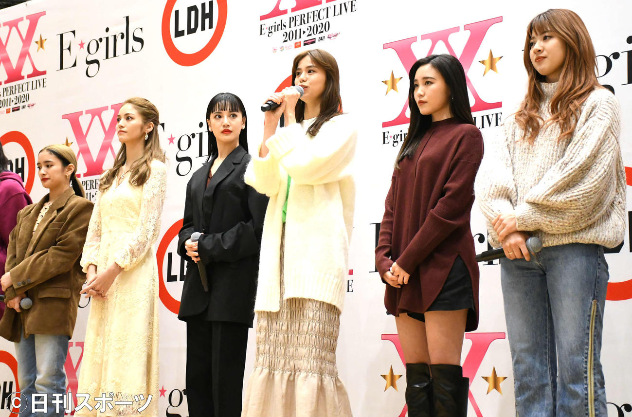 新シングル「別世界」発売イベントで来年いっぱいでの解散をファンに報告するE－girls佐藤晴美（右から3人目）。左からYURINO、楓、藤井夏恋、1人おいて鷲尾伶菜、武部柚那（2019年12月22日）