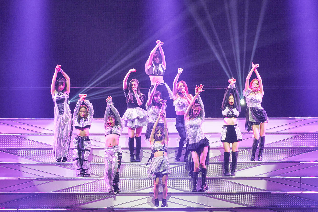 解散前のラストツアー初日公演。1列目はSAYAKA、2列目左から須田アンナ、佐藤晴美、3列目左からYURINO、藤井夏恋、石井杏奈、4列目左から坂東希、鷲尾伶菜、武部柚那、楓、最後列は山口乃々華（2020年2月1日）