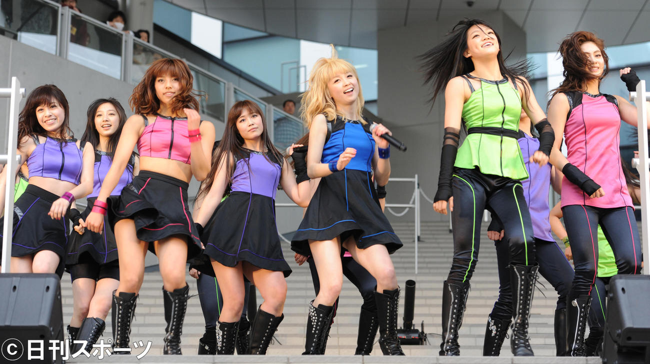 ダイバーシティ東京プラザの1周年記念セレモニーでミニライブ（2013年4月19日）