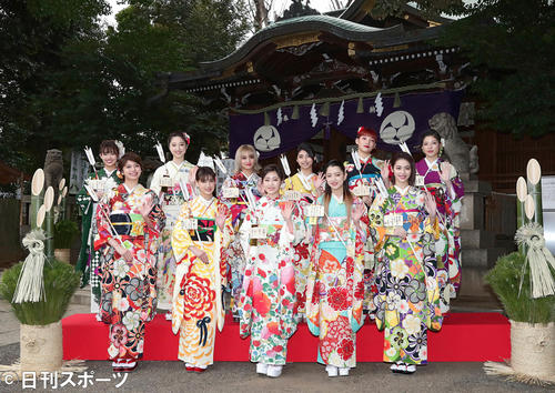 晴れ着姿でヒット祈願。前列左から佐藤晴美、藤井夏恋、鷲尾伶菜、武部柚那、楓。後列左から山口乃々華、坂東希、YURINO、SAYAKA、須田アンナ、石井杏奈（2018年1月5日）
