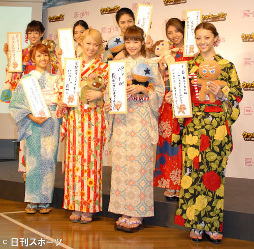 短冊に願いを書いた浴衣姿のE－girls（2014年7月7日）