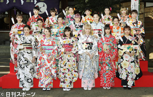 都内神社でヒット祈願。前列左から藤井萩花、Shizuka、鷲尾伶菜、Ami、藤井夏恋、Aya、中列左から楓、SAYAKA、石井杏奈、須田アンナ、坂東希、YURINO、佐藤晴美、後列左から重留真波、山口乃々華、武部柚那、中島美央、川本璃、MIYUU（2017年1月5日）