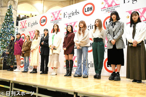 新シングル「別世界」発売イベントで来年いっぱいで解散することを発表。左から石井杏奈、須田アンナ、YURINO、楓、藤井夏恋、佐藤晴美、鷲尾伶菜、武部柚那、SAYAKA、坂東希、山口乃々華（2019年12月22日）