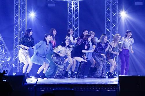 有料配信ライブ「LIVE×ONLINE」でパフォーマンスするE－girls。左から坂東希、山口乃々華、佐藤晴美、YURINO、楓、鷲尾伶菜、藤井夏恋、須田アンナ、武部柚那、SAYAKA、石井杏奈（2020年7月5日）