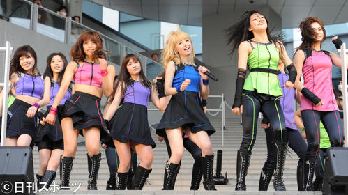 ダイバーシティ東京プラザの1周年記念セレモニーでミニライブ（2013年4月19日）
