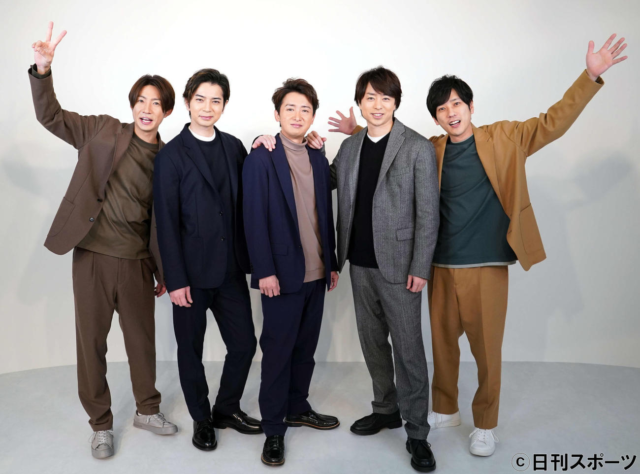 笑顔を見せる嵐のメンバー。左から相葉雅紀、松本潤、大野智、櫻井翔、二宮和也（撮影・江口和貴）