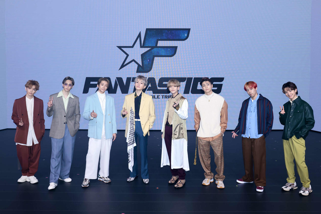 「年忘れナイトフィーバー」をテーマに配信ライブ「LIVE×ONLINE」を行ったFANTASTICS