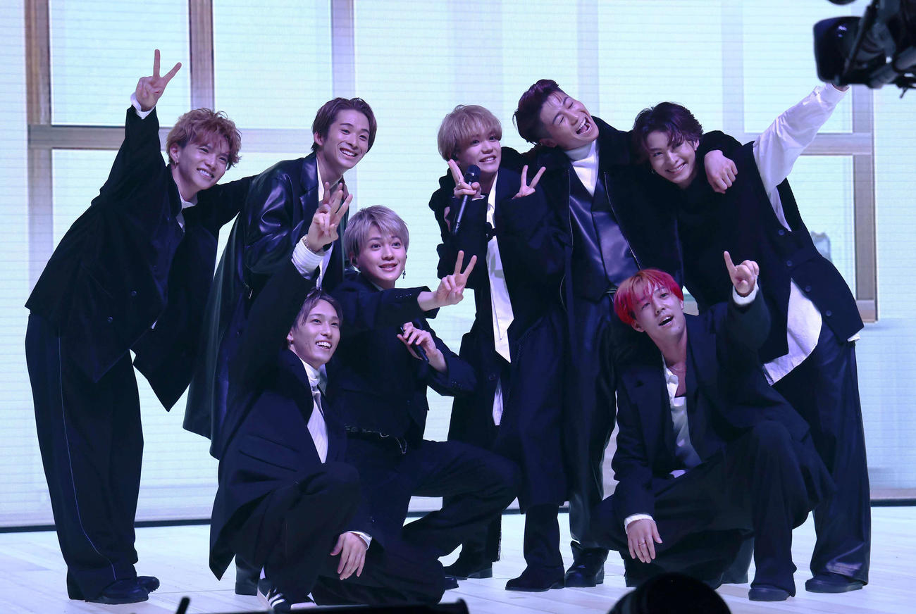 「年忘れナイトフィーバー」をテーマに配信ライブ「LIVE×ONLINE」を行ったFANTASTICS