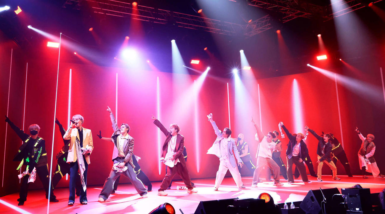 「年忘れナイトフィーバー」をテーマに配信ライブ「LIVE×ONLINE」を行ったFANTASTICS