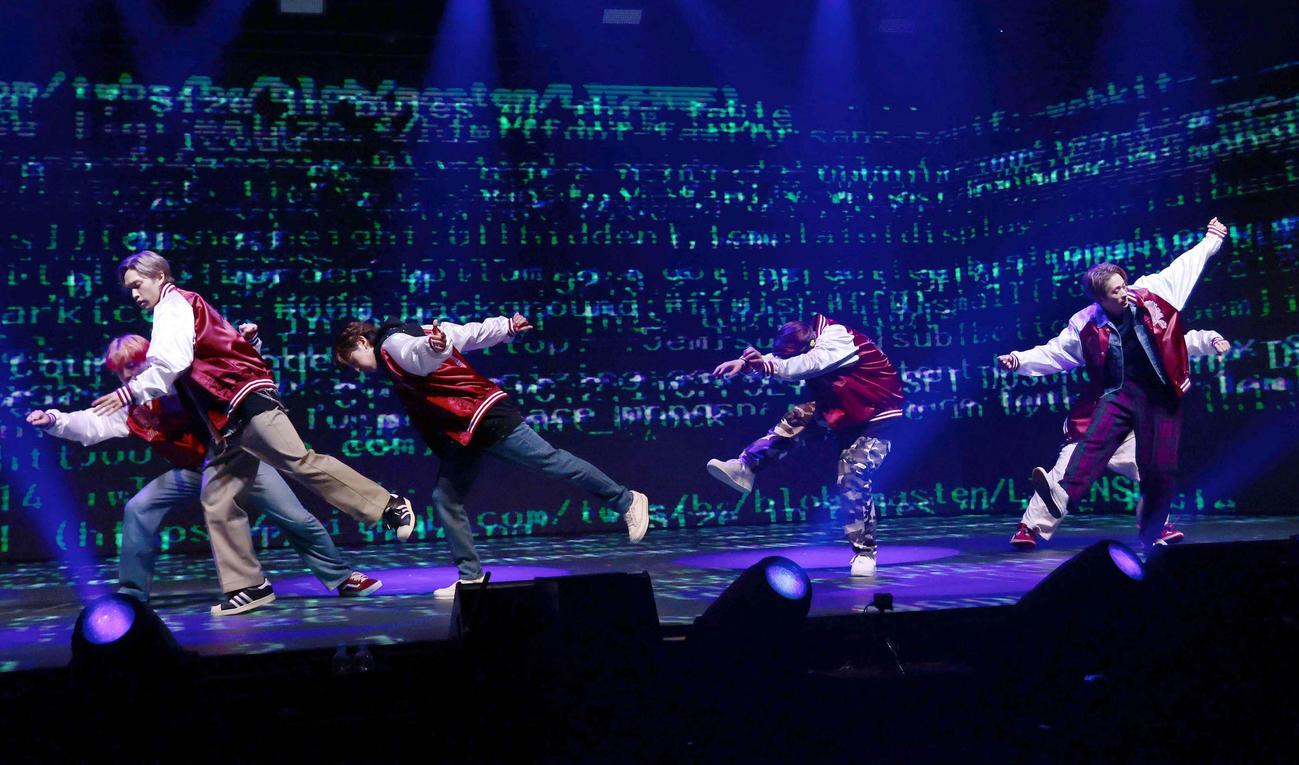 「年忘れナイトフィーバー」をテーマに配信ライブ「LIVE×ONLINE」を行ったFANTASTICS