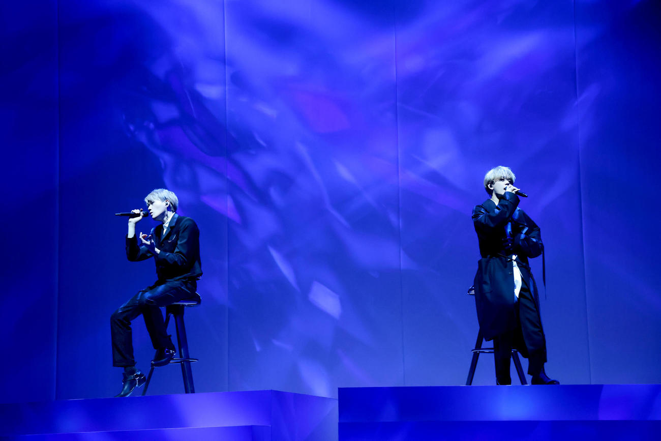 配信ライブ「LIVE×ONLINE」で歌うをFANTASTICS八木勇征（左）と中島颯太