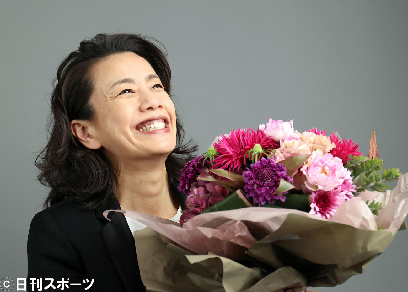 助演女優賞を受賞し、笑顔を見せる渡辺真起子（撮影・狩俣裕三）