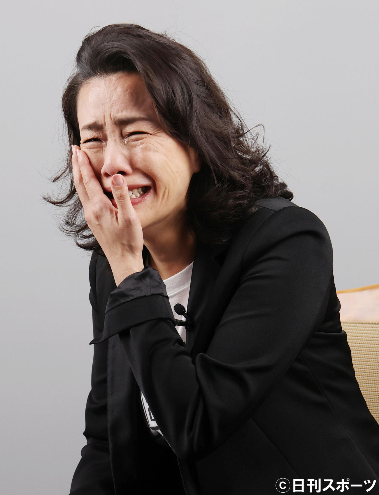 助演女優賞の表彰インタビュー中、感極まる渡辺真起子（撮影・狩俣裕三）