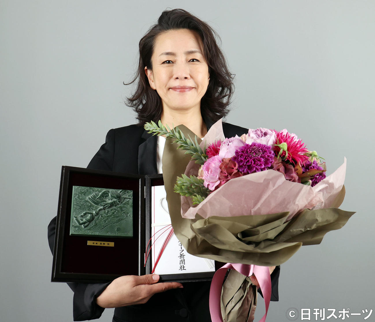 助演女優賞を受賞し、受賞盾を手に笑顔を見せる渡辺真起子（撮影・狩俣裕三）