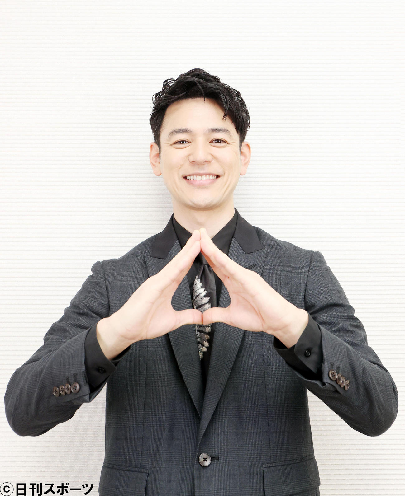 助演男優賞を受賞し、「浅田家！」を代表して「A」ポーズで喜びを表す妻夫木聡（撮影・狩俣裕三）