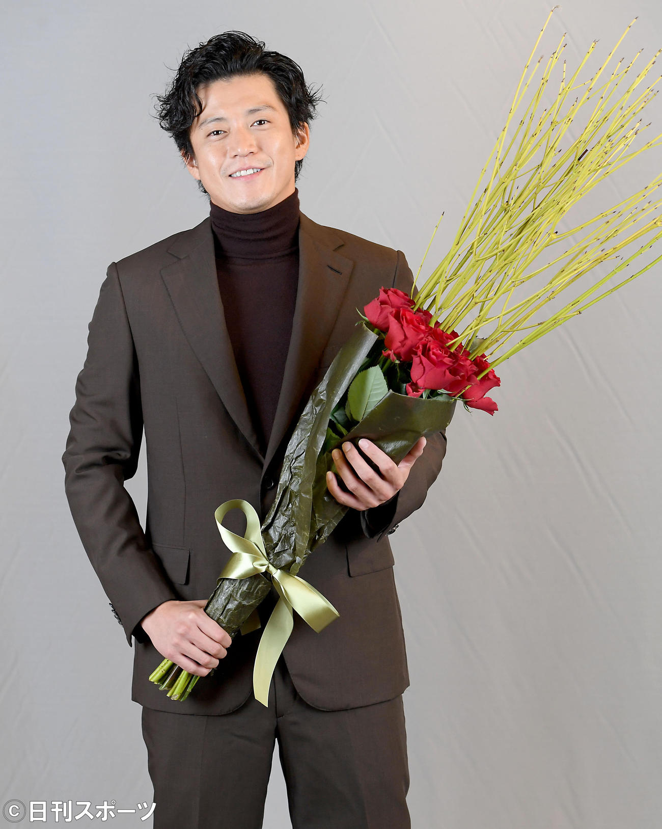 日刊スポーツ映画大賞主演男優賞を受賞し、花束を手に笑顔を見せる小栗旬（撮影・たえ見朱実）