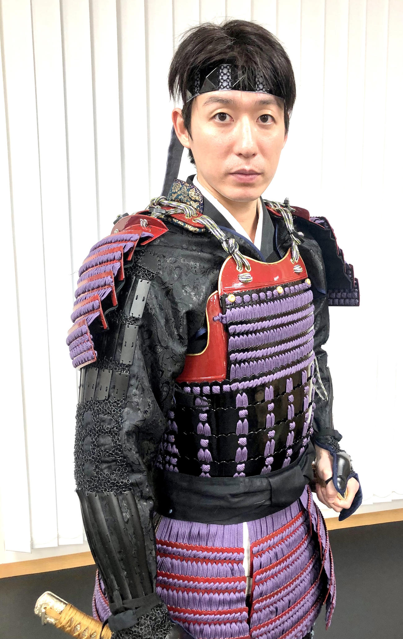 武士の装束でコンテンポラリーダンスを披露する生島翔