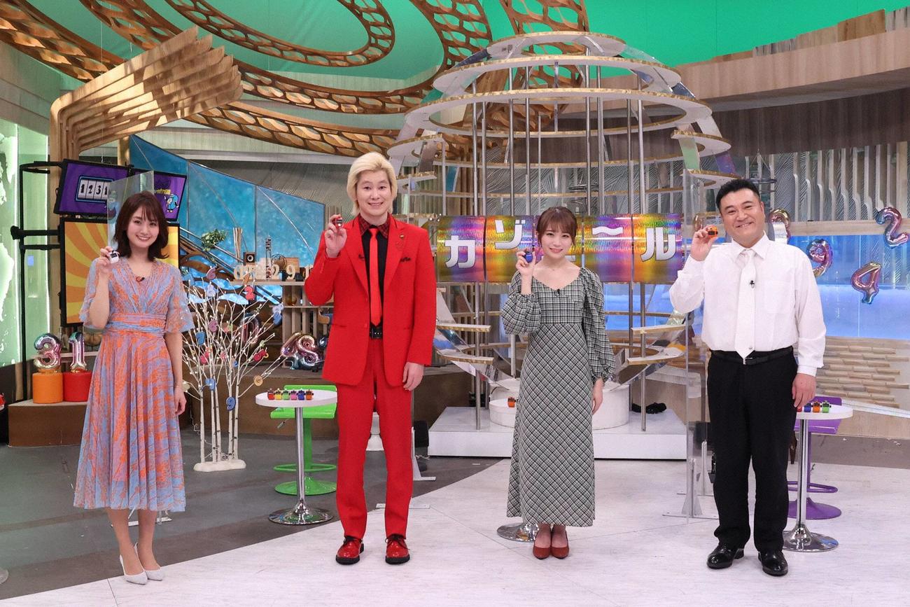 フジテレビ系「解明！カゾエール調査隊」に出演する、左から井上清華アナウンサー、カズレーザー、秋元真夏、山崎弘也（C）フジテレビ