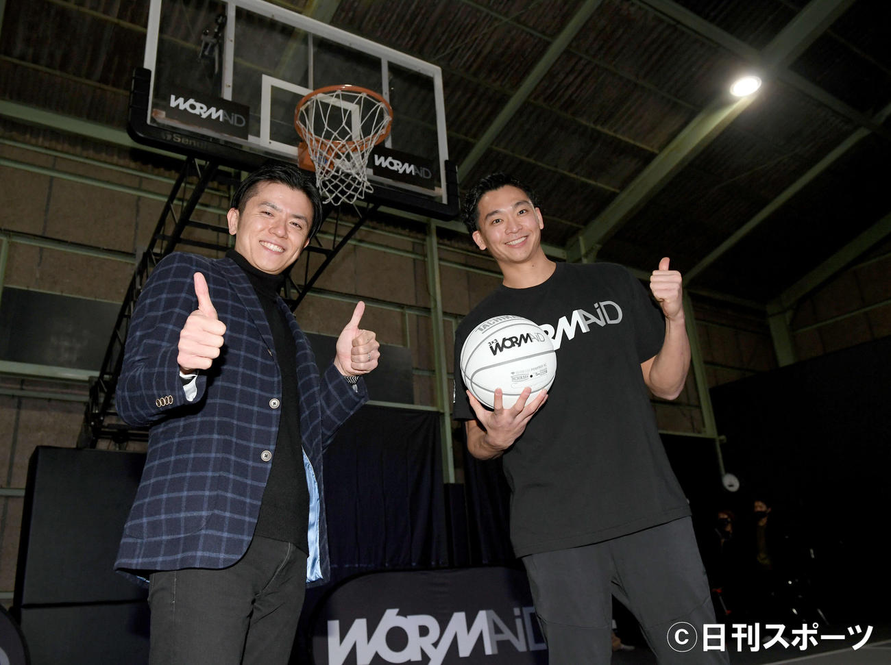 3×3バスケットプロ選手の落合知也（右）と笑顔でポーズを決める青木源太アナ（撮影・たえ見朱実）