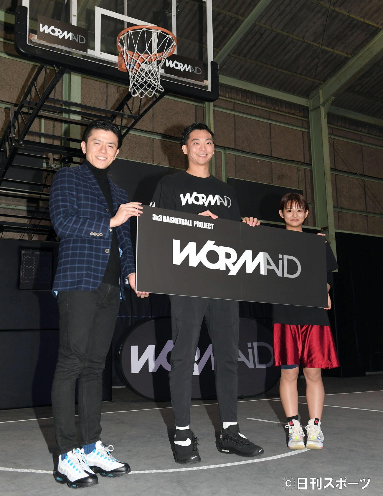 新プロジェクト「WORMAiD」を立ち上げ、会見を開いた3×3バスケットプロ選手の落合知也（中央）。左から会見のMCを務めた青木源太アナ、1人おいてすみぽん（撮影・たえ見朱実）