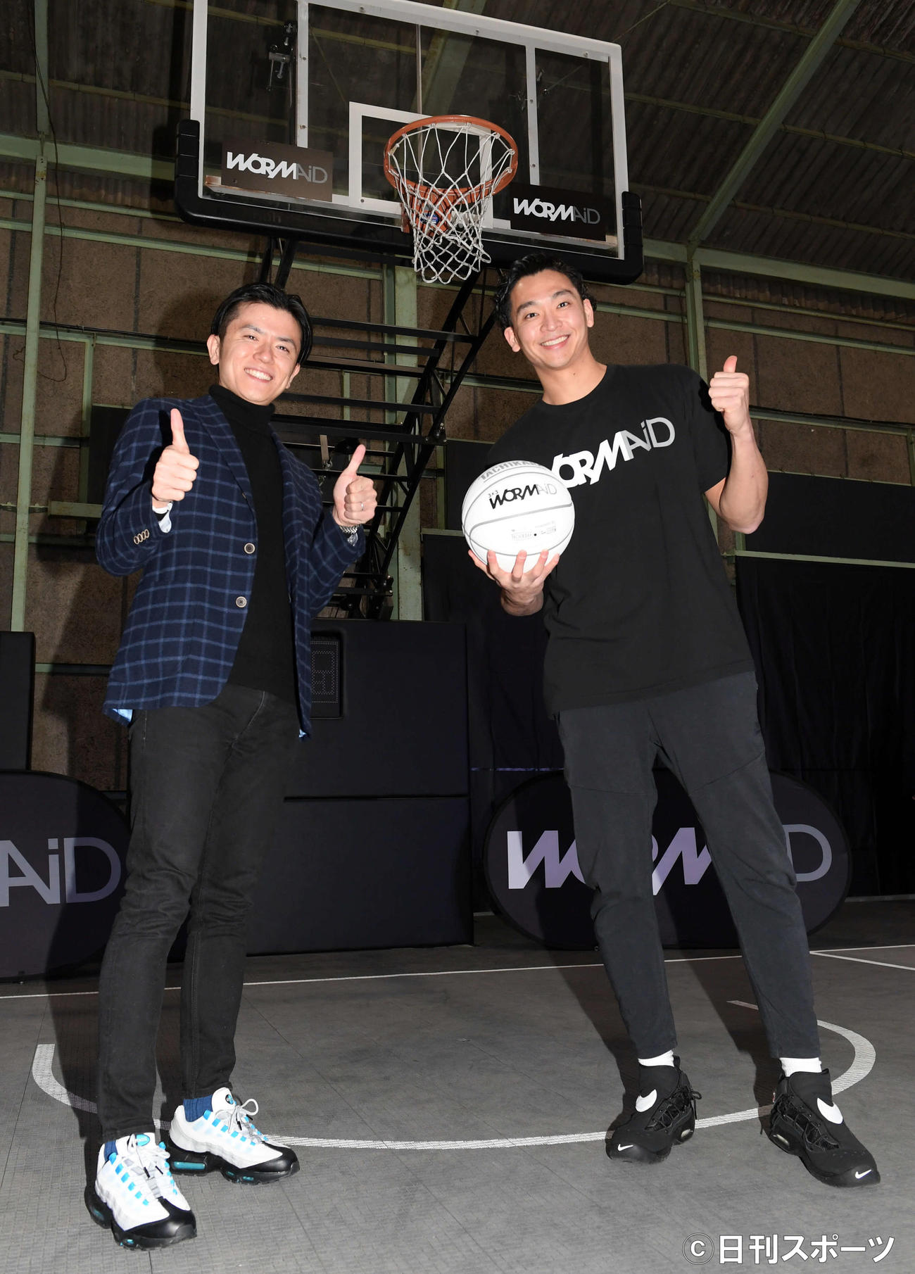3×3バスケットプロ選手の落合知也（右）と笑顔でポーズを決める青木源太アナ（撮影・たえ見朱実）