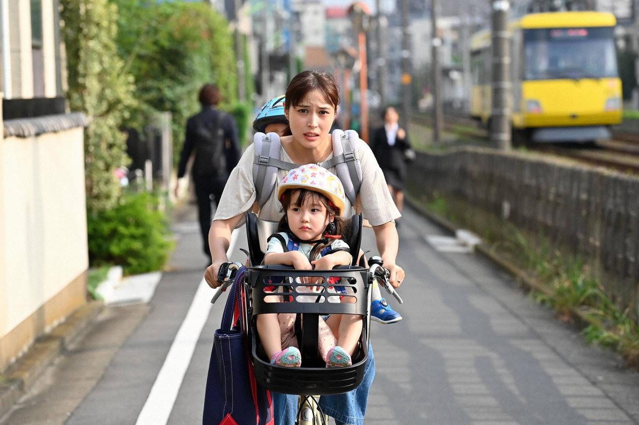 “ワンオペ主婦”の剣崎澪（広瀬アリス）は手伝ってくれない夫の元春に不満を持っていた（C）フジテレビ