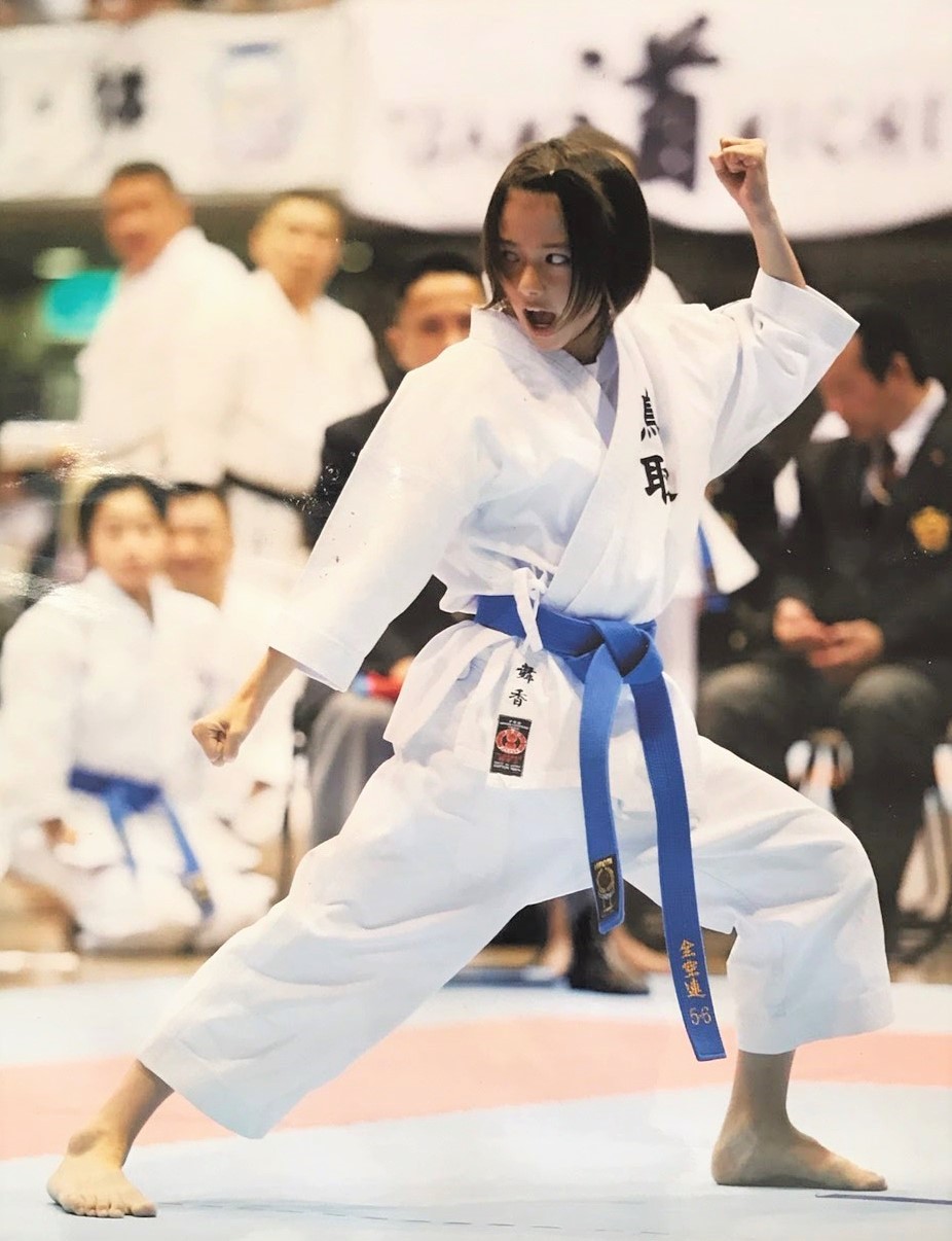 空手着姿の小学6年の山本舞香