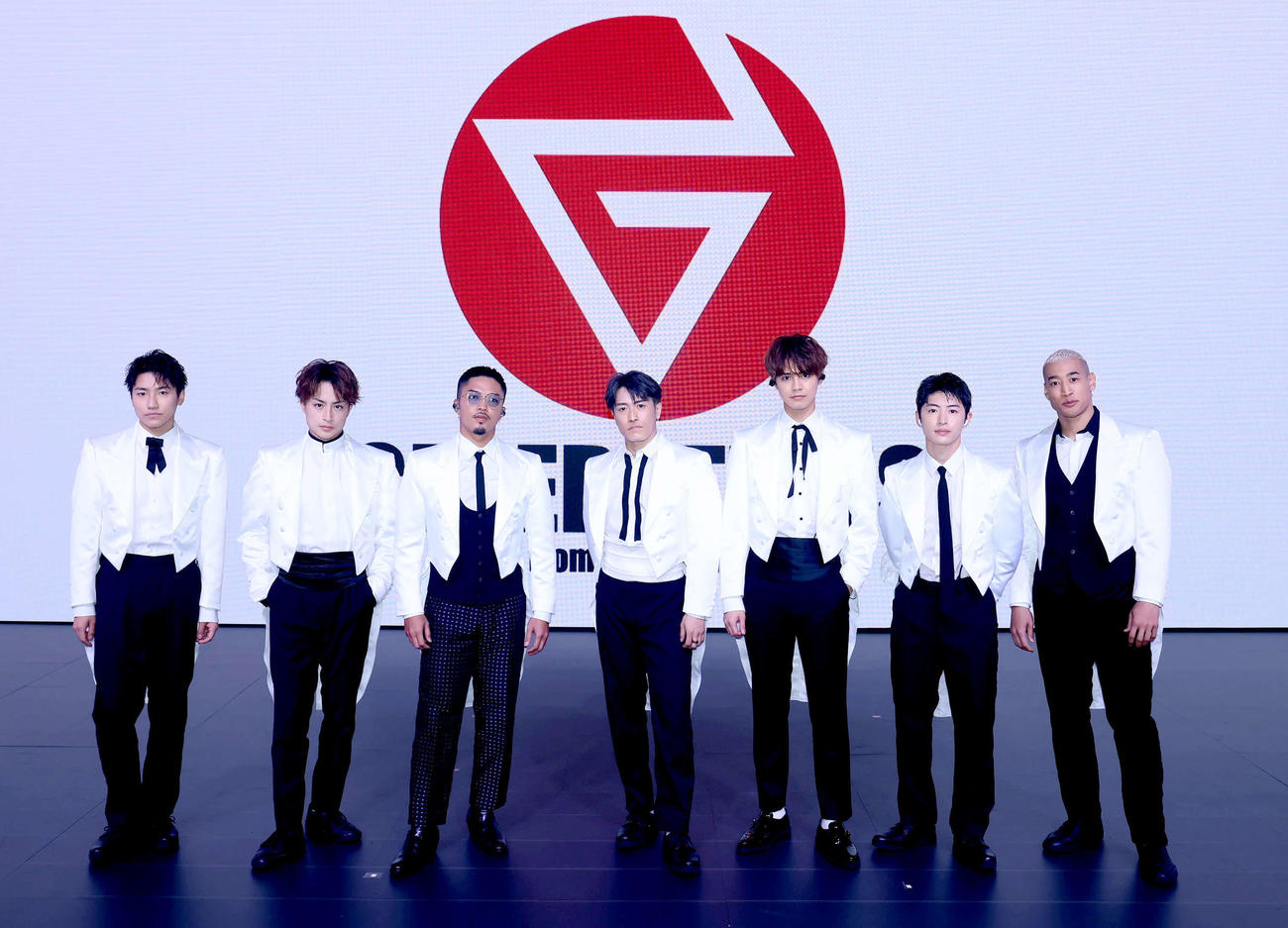 オーケストラも入れたバラード中心の配信ライブ「LIVE×ONLINE」を行ったGENERATIONS。左から小森隼、白濱亜嵐、数原龍友、中務裕太、片寄涼太、佐野玲於、関口メンディー