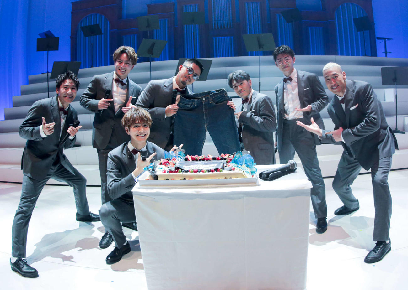配信ライブ「LIVE×ONLINE」で数原龍友（中央）の誕生日を祝福するGENERATIONS。左から小森隼、白濱亜嵐、片寄涼太、1人おいて中務裕太、佐野玲於、関口メンディー