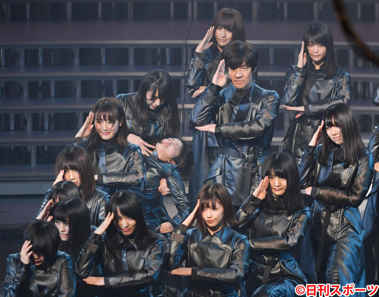 第68回紅白歌合戦　内村光良（中央）とコラボした際に、欅坂46渡辺梨加（同左）に抱えられながら倒れる鈴本美愉（2017年12月31日撮影）