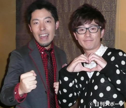 オリエンタルラジオの中田敦彦（左）と藤森慎吾（2012年1月16日撮影）