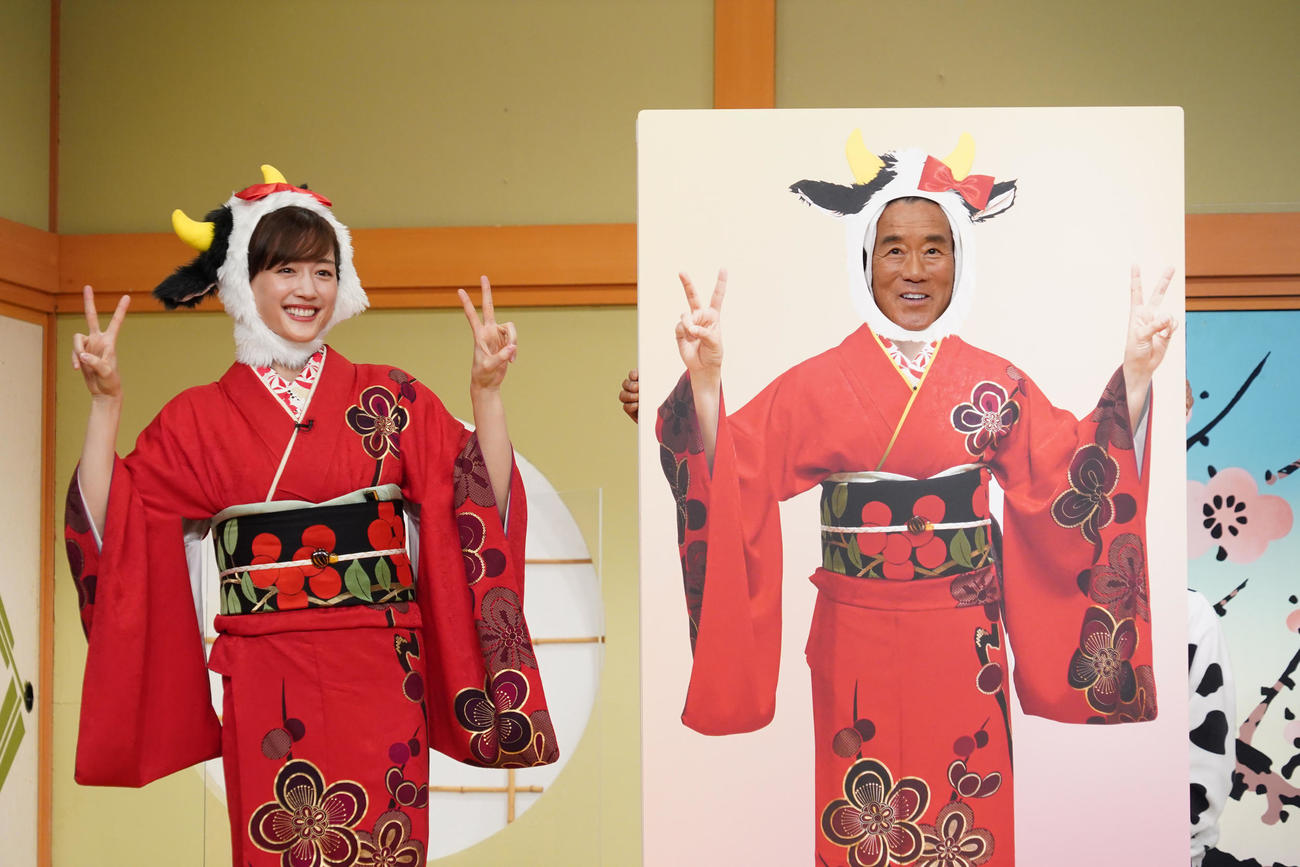 日本テレビ系「笑点」の正月特番「お正月だよ！笑点大喜利まつり」で、丑（うし）のかぶり物をかぶって司会を務める女優綾瀬はるか（左）と三遊亭円楽