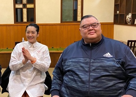 田子ノ浦親方（右）と収録を行った中村詩織