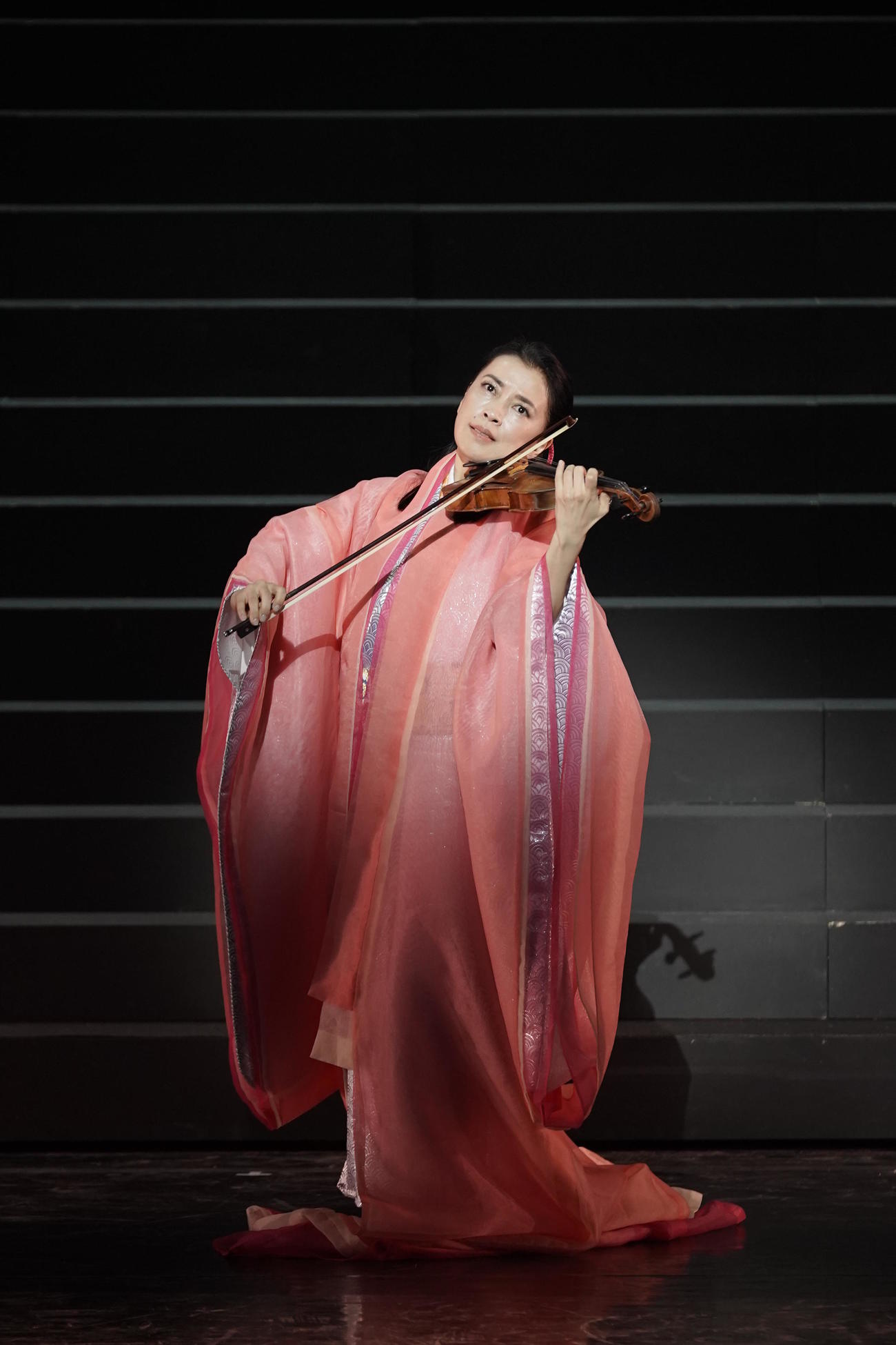 戦国時代の女性の衣装の小袖を着て愛器ストラディバリウスを演奏する川井郁子（C）瀬戸秀美