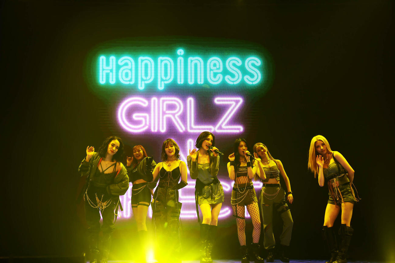 7人体制で最後のパフォーマンスを見せたHappiness