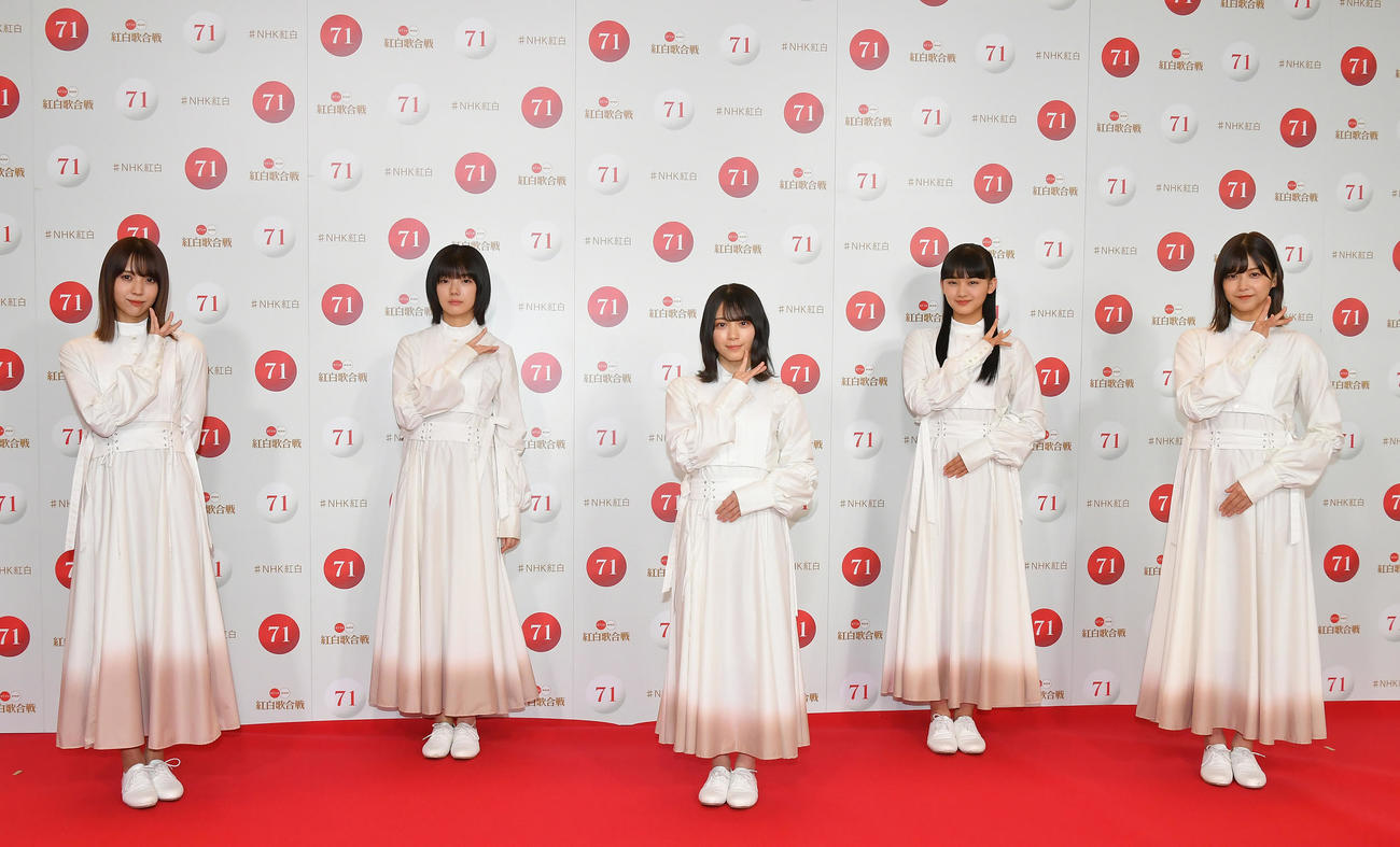 紅白歌合戦のリハーサルを終え、取材に応じる櫻坂46の、左から小林由依、藤吉夏鈴、森田ひかる、山崎天、渡邉理佐（代表撮影）