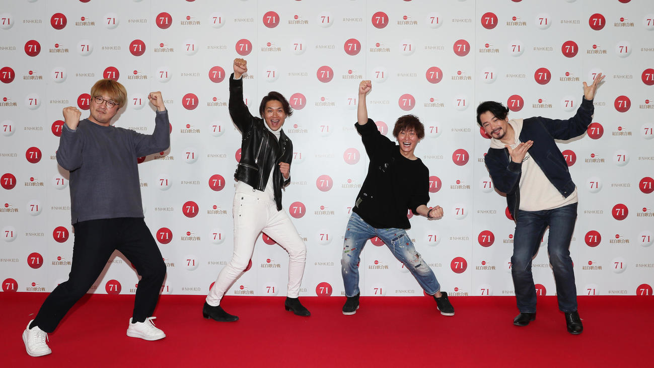 紅白歌合戦のリハーサルを終え、記念撮影に臨む純烈の、左から酒井一圭、白川裕二郎、後上翔太、小田井涼平（代表撮影）