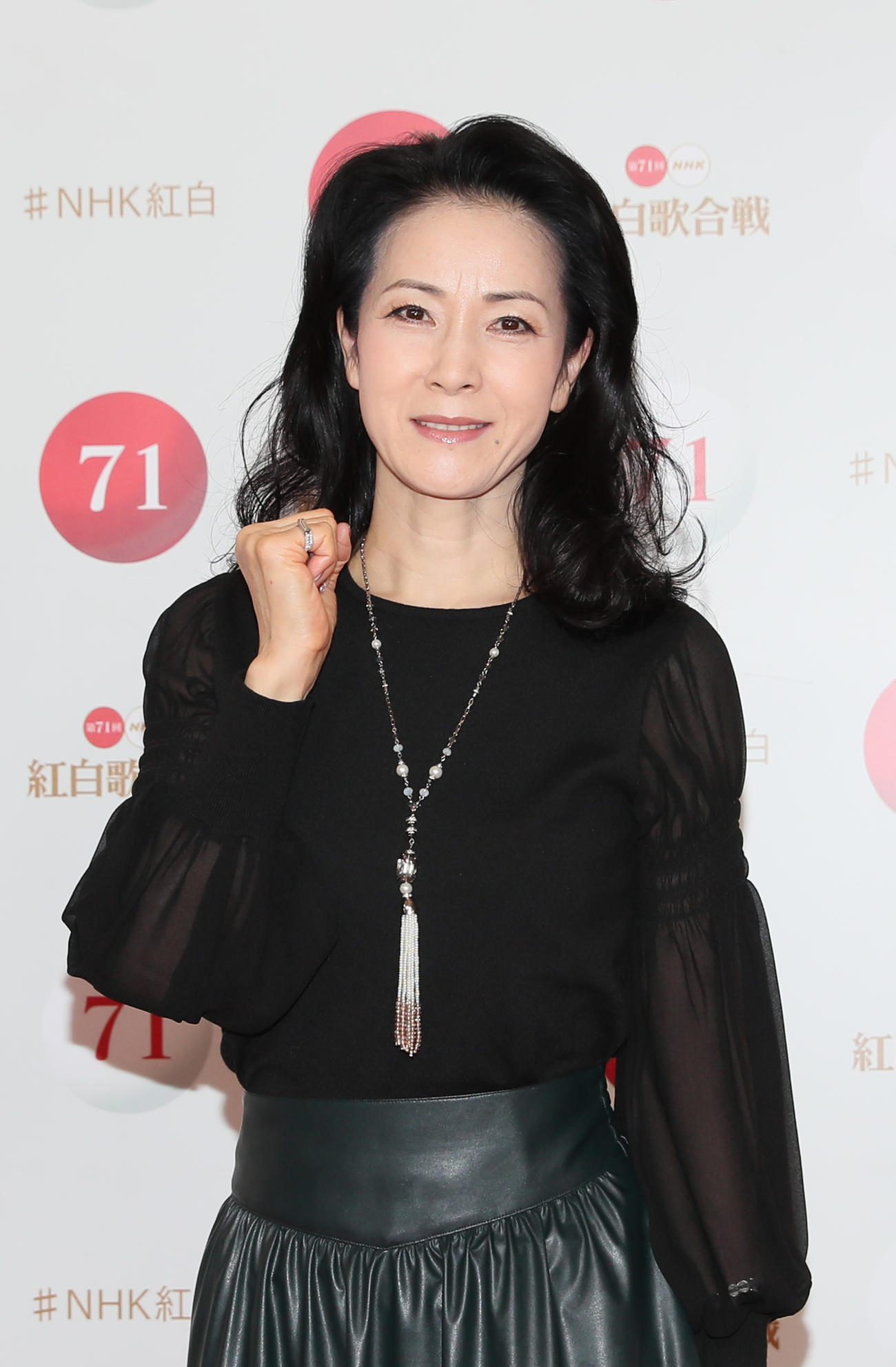 紅白歌合戦のリハーサルを終え、記念撮影に臨む坂本冬美（代表撮影）