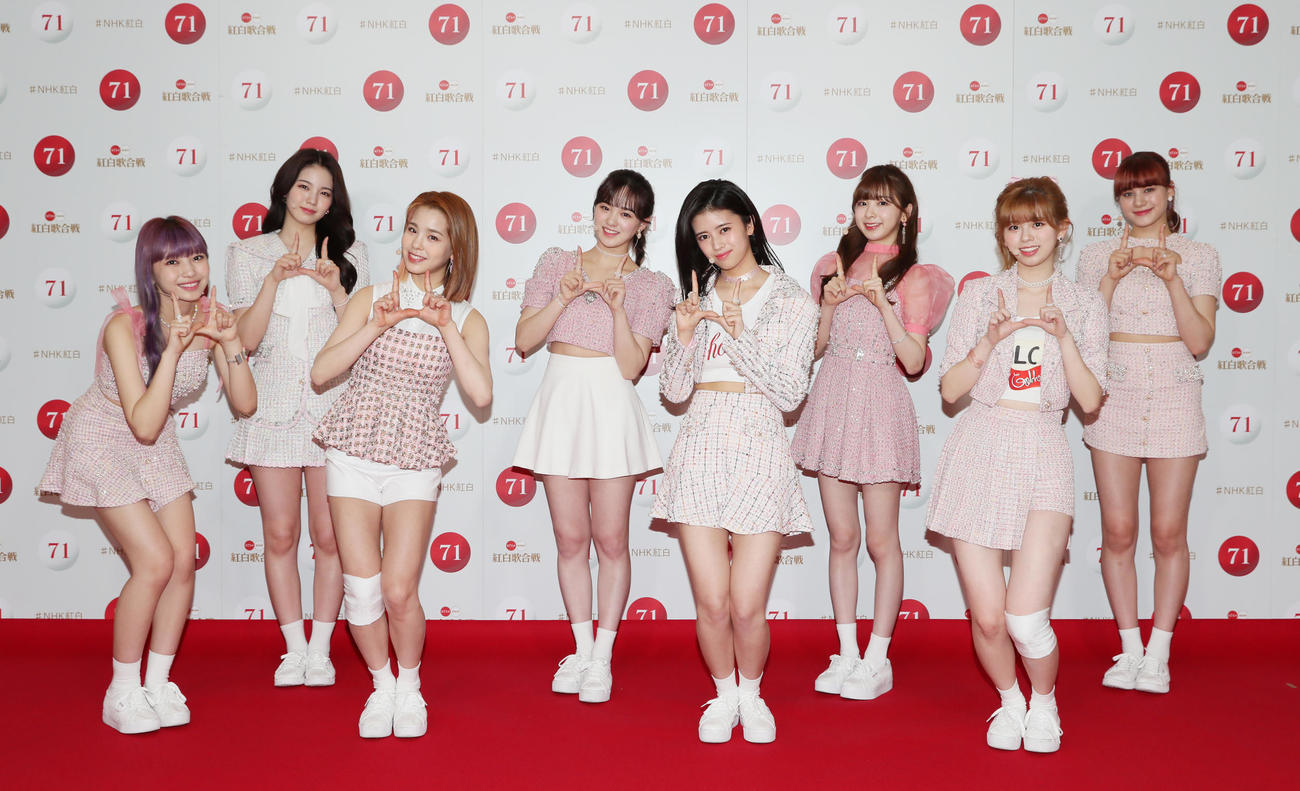 紅白歌合戦のリハーサルを終え、記念撮影に臨むNiziUの、前列左からMAYUKA、MAKO、RIMA、RIKU、後列左からAYAKA、RIO、MIIHI、NINA（代表撮影）