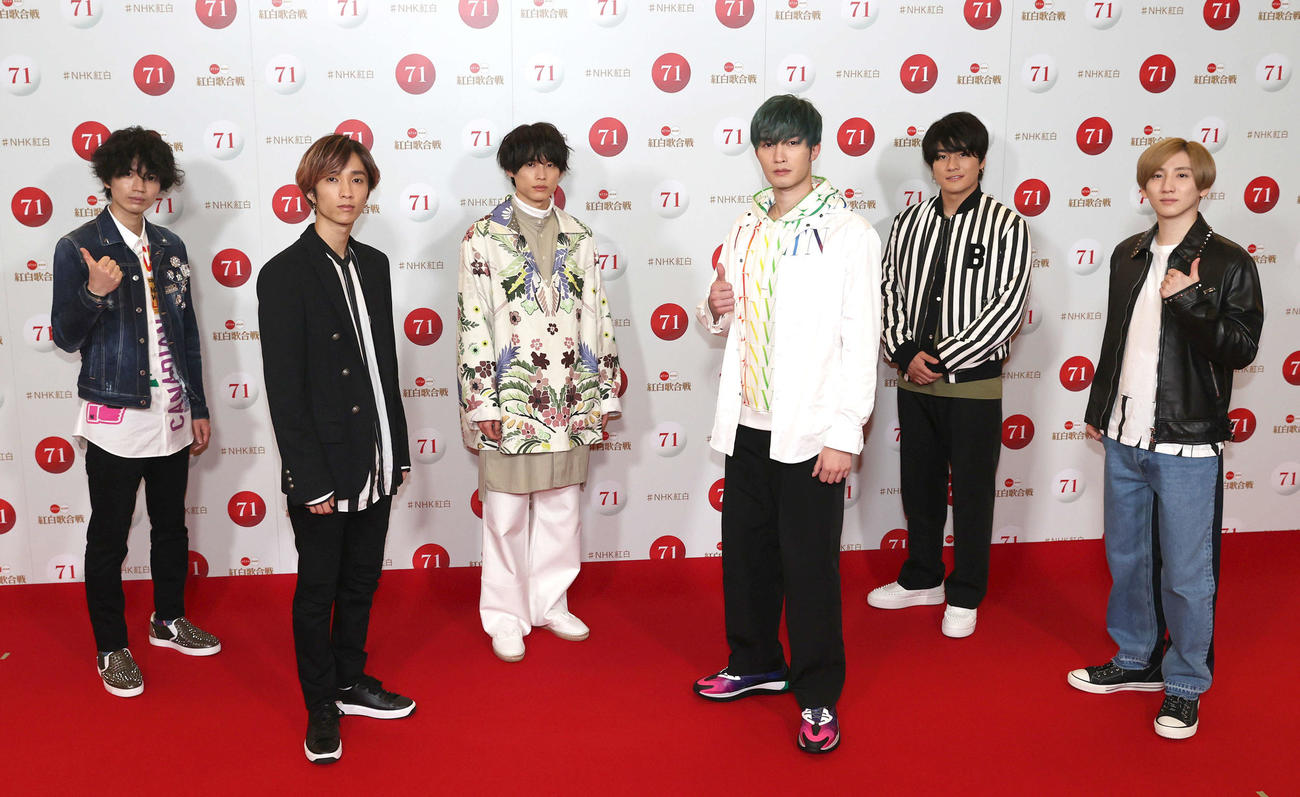 紅白歌合戦のリハーサルを終え、取材に応じるSixTONES。左から高地優吾、田中樹、松村北斗、ジェシー、森本慎太郎、京本大我（代表撮影）